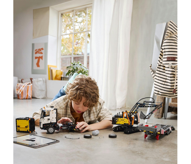 LEGO Technic 42175 Ciężarówka Volvo FMX i koparka EC230 Electric - 1266100 - zdjęcie 8